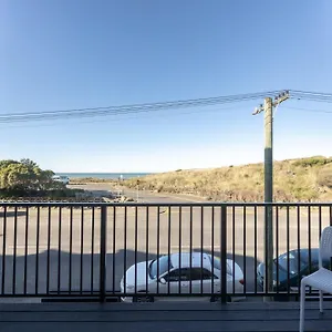  Apartment Beachfront Haven